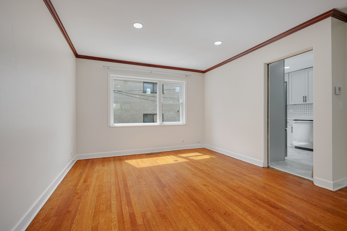 7248 N Ridge Boulevard Property Photo 8