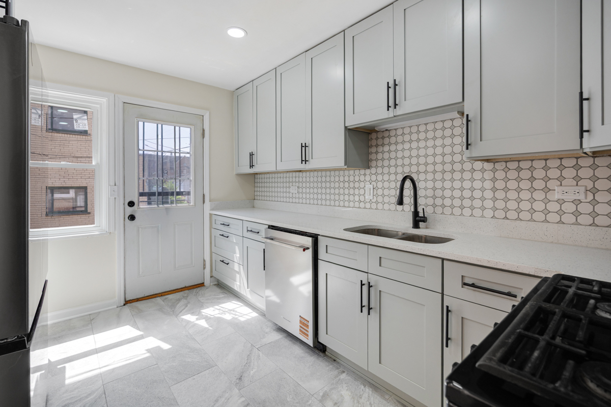 7248 N Ridge Boulevard Property Photo 10