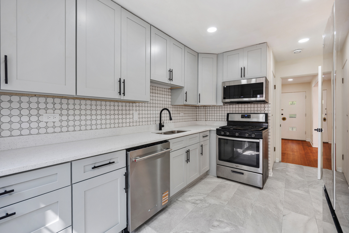 7248 N Ridge Boulevard Property Photo 12