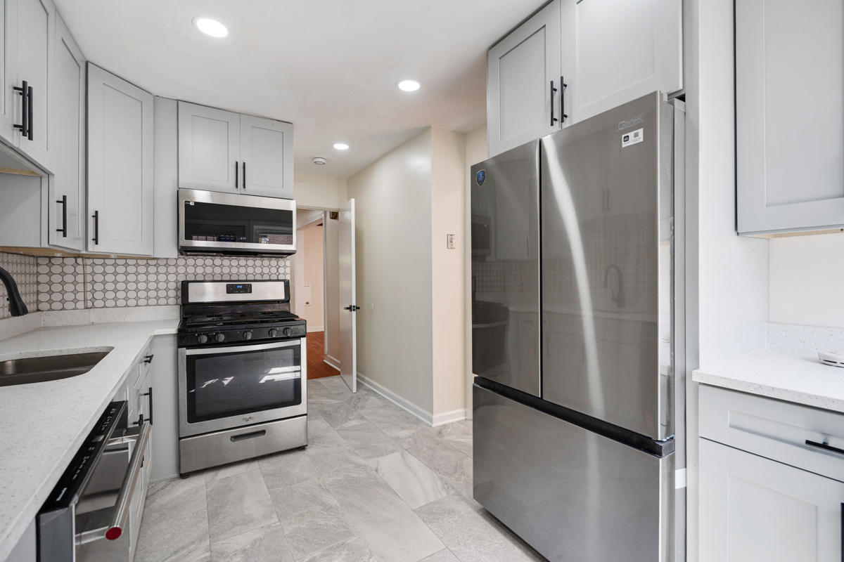 7248 N Ridge Boulevard Property Photo 13