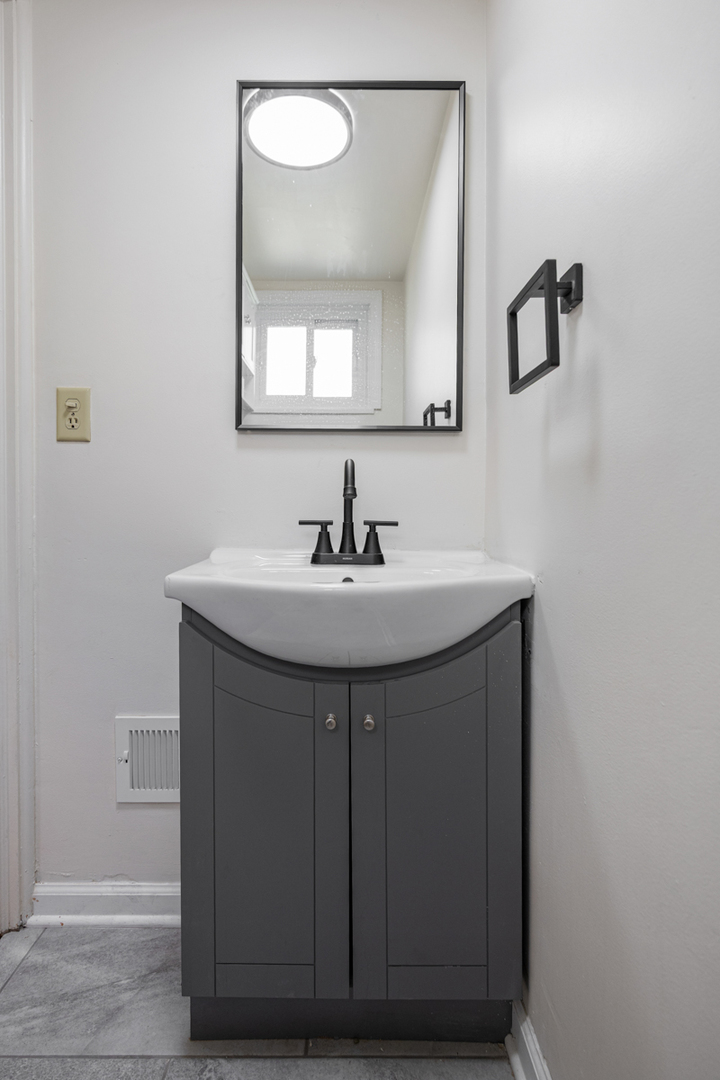 7248 N Ridge Boulevard Property Photo 14