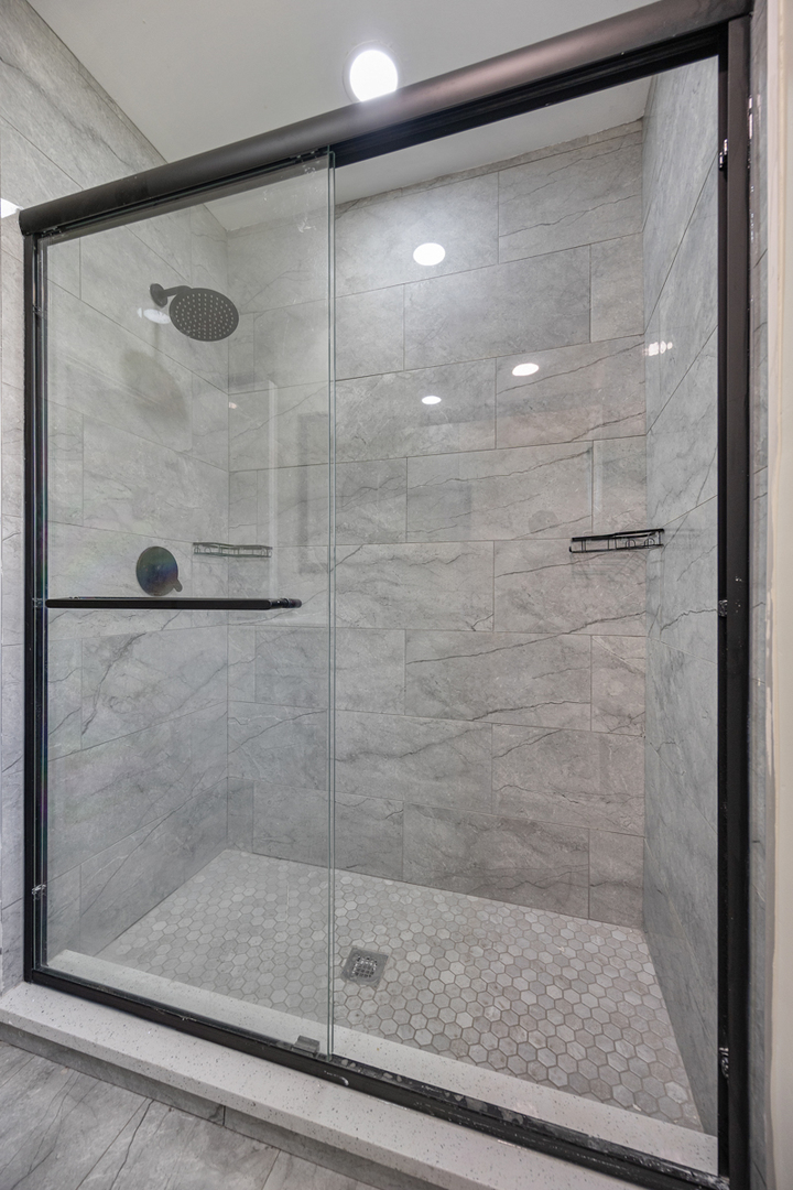 7248 N Ridge Boulevard Property Photo 21