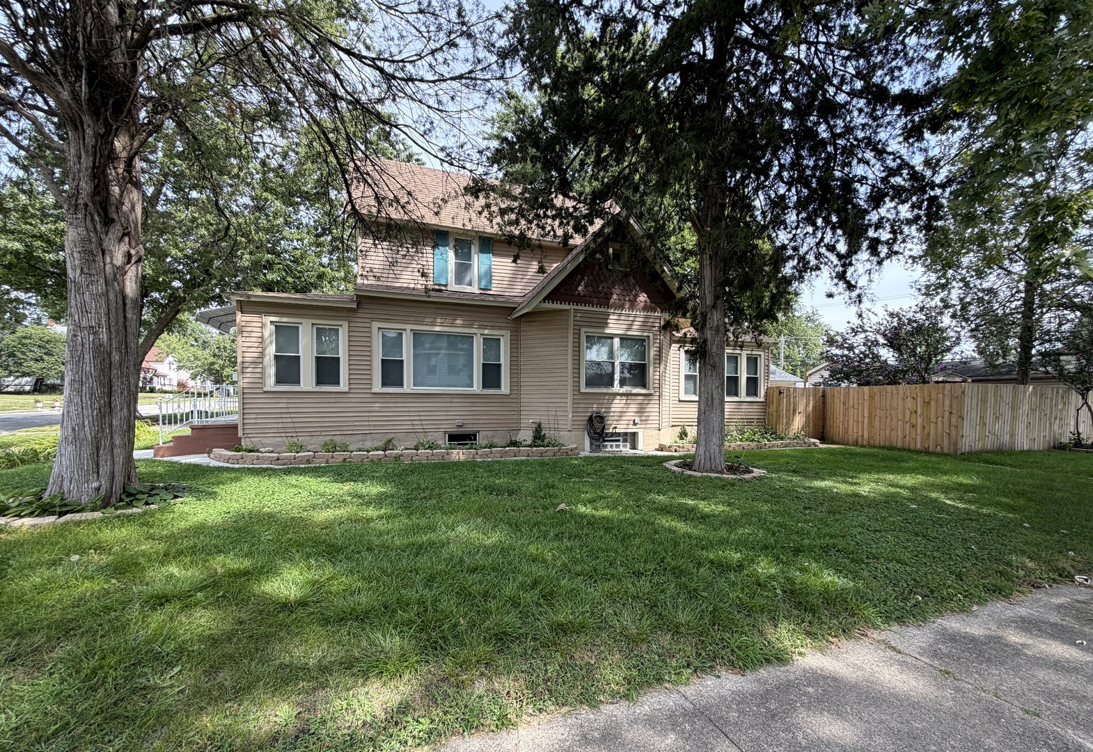 412 N Grand Avenue Property Photo 4