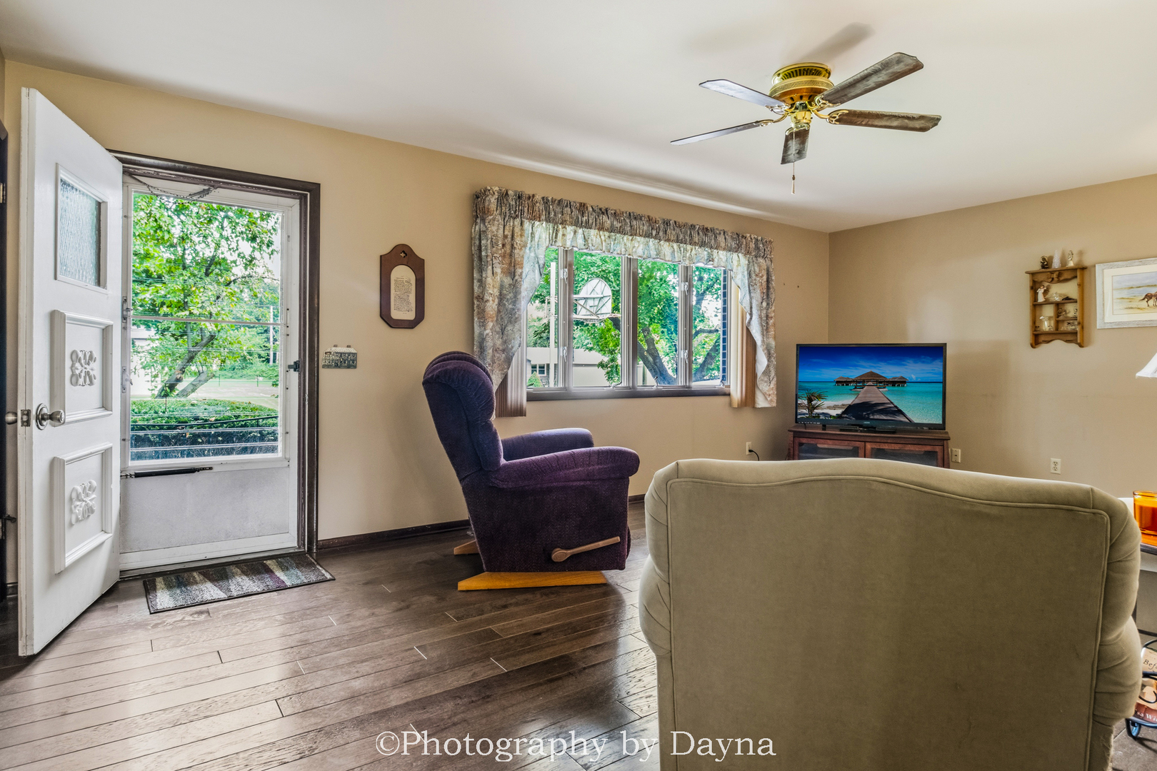 6070 Darline Drive Property Photo 3
