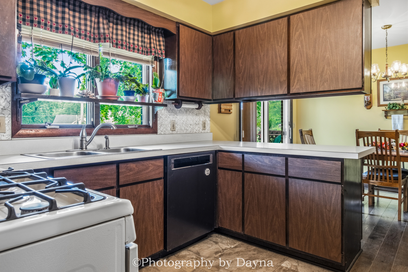 6070 Darline Drive Property Photo 7