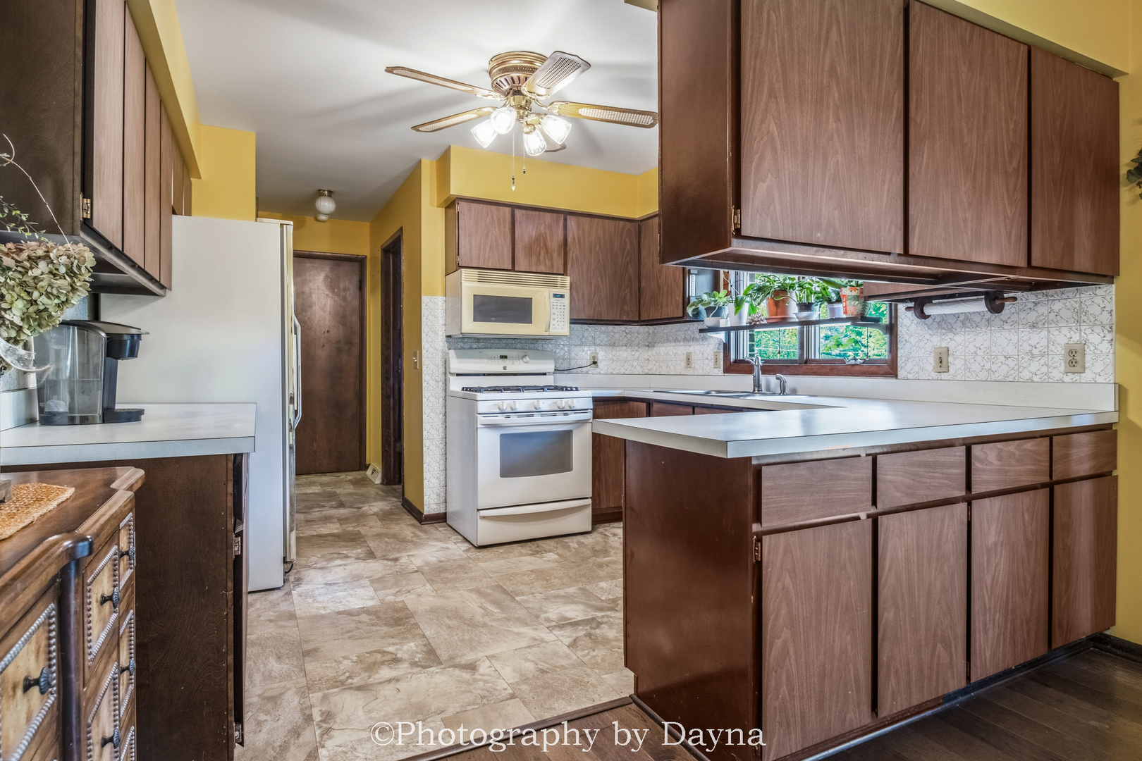 6070 Darline Drive Property Photo 8