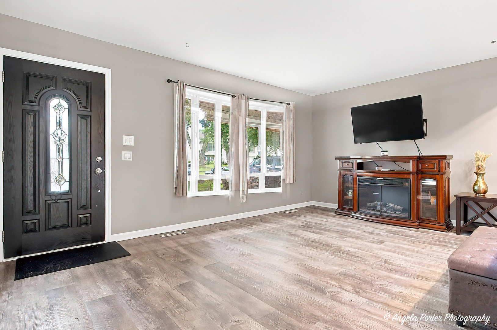 512 Silbury Court Property Photo 2