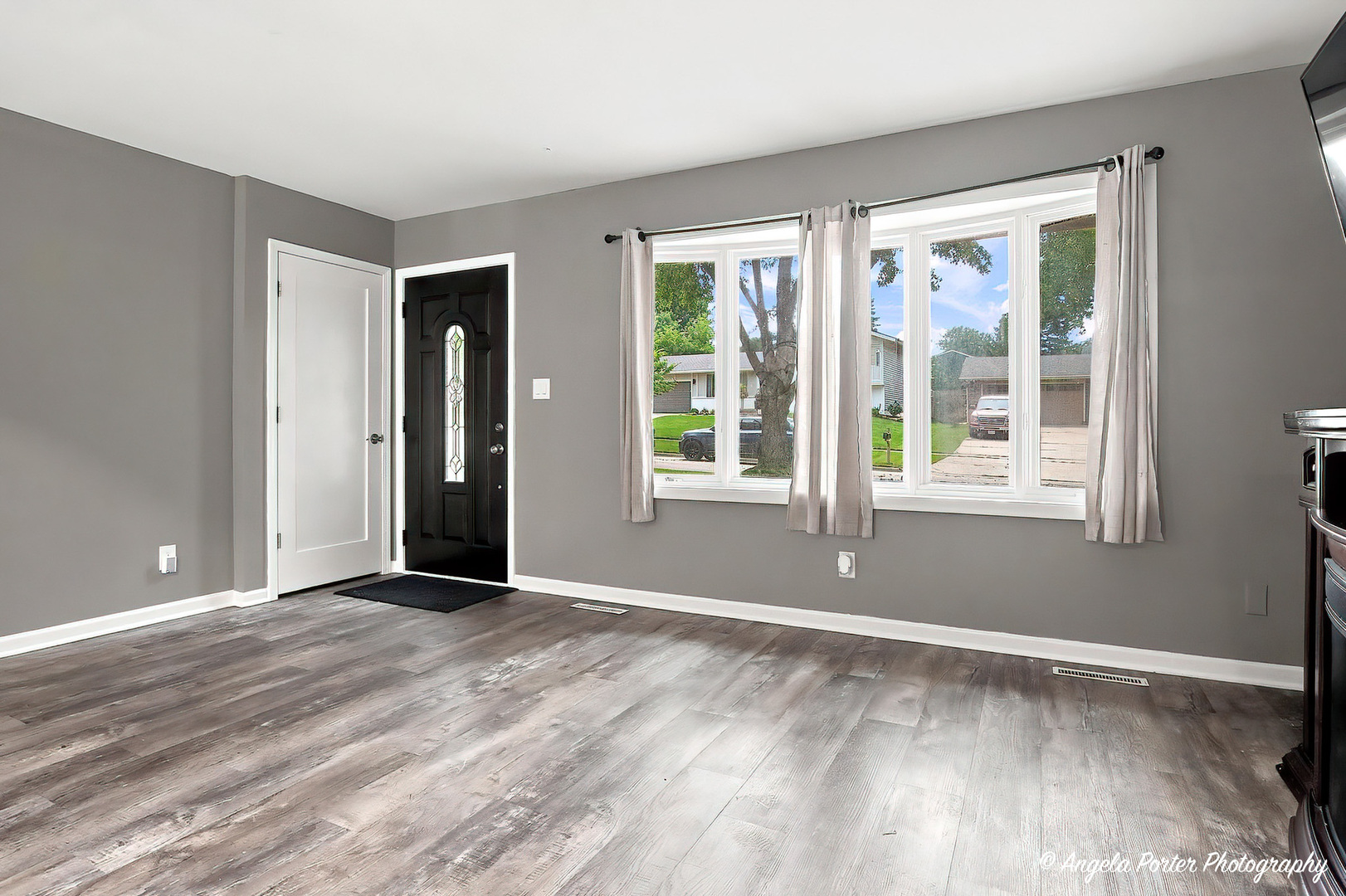 512 Silbury Court Property Photo 3