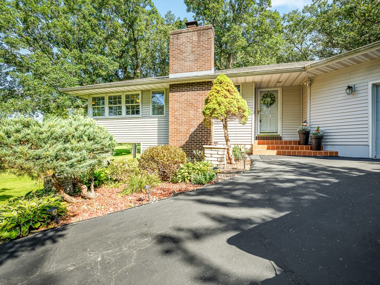 572 Baintree Road Property Photo 4