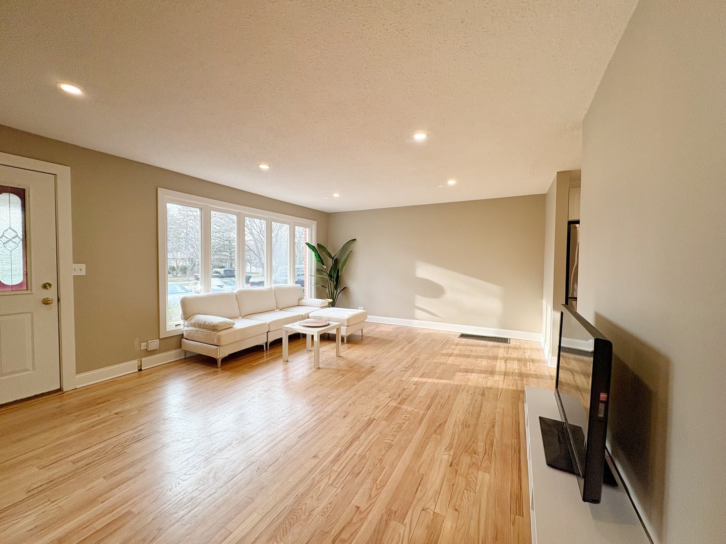 215 S Forest Avenue Property Photo 4