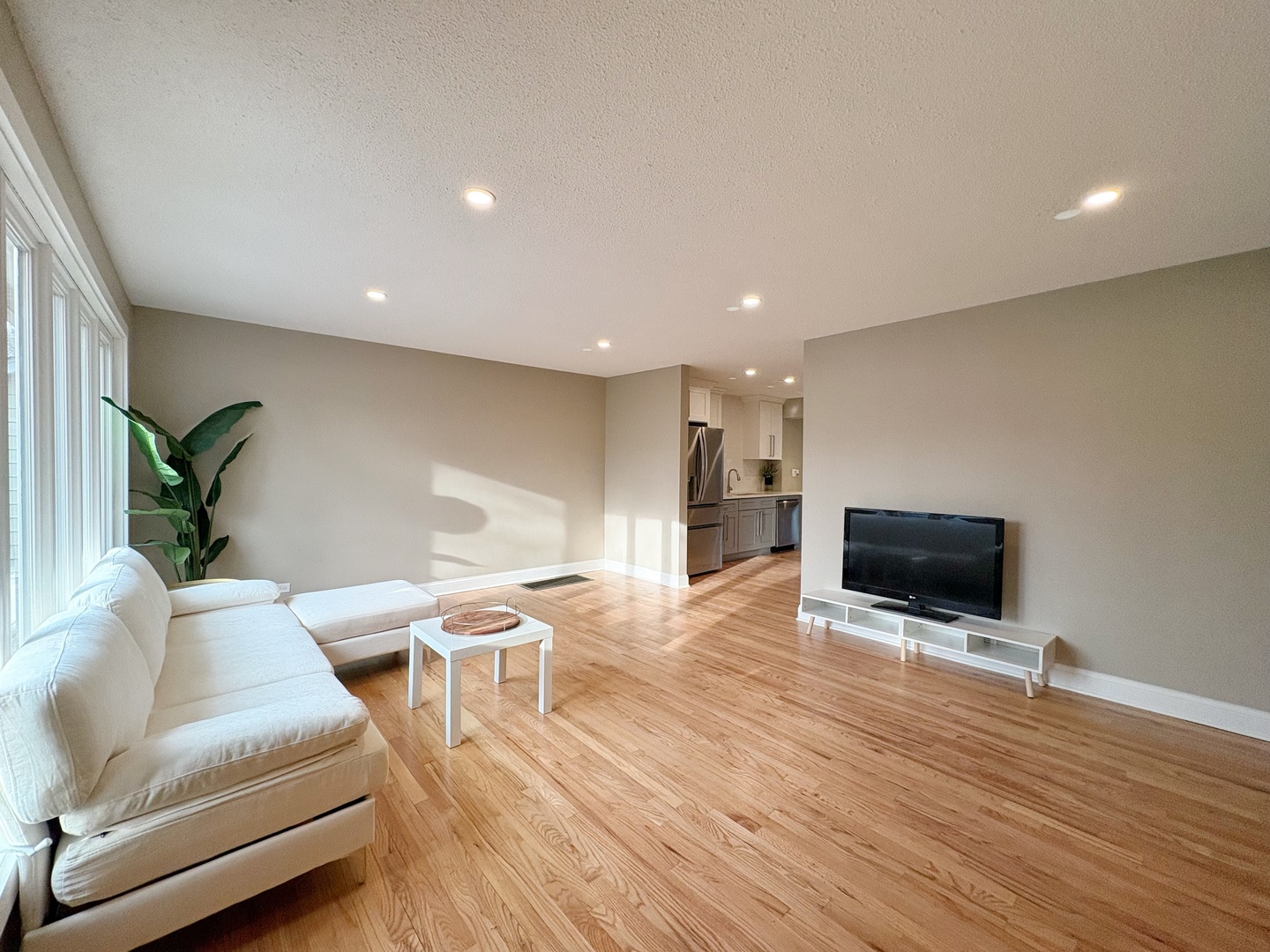 215 S Forest Avenue Property Photo 5