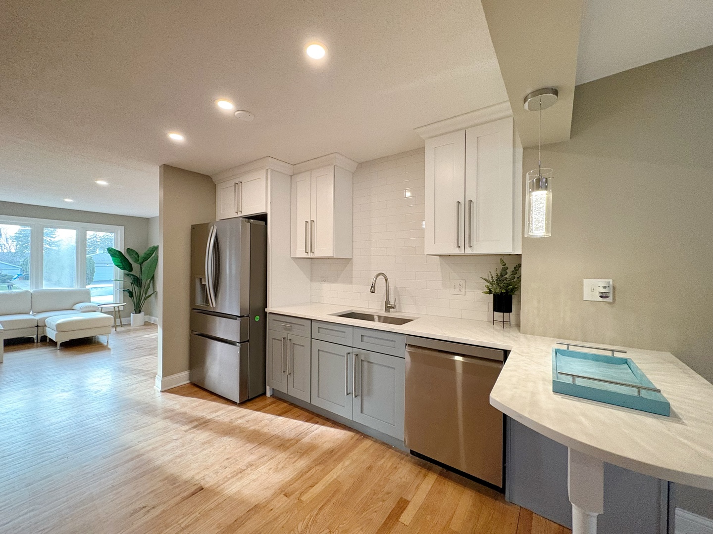 215 S Forest Avenue Property Photo 6
