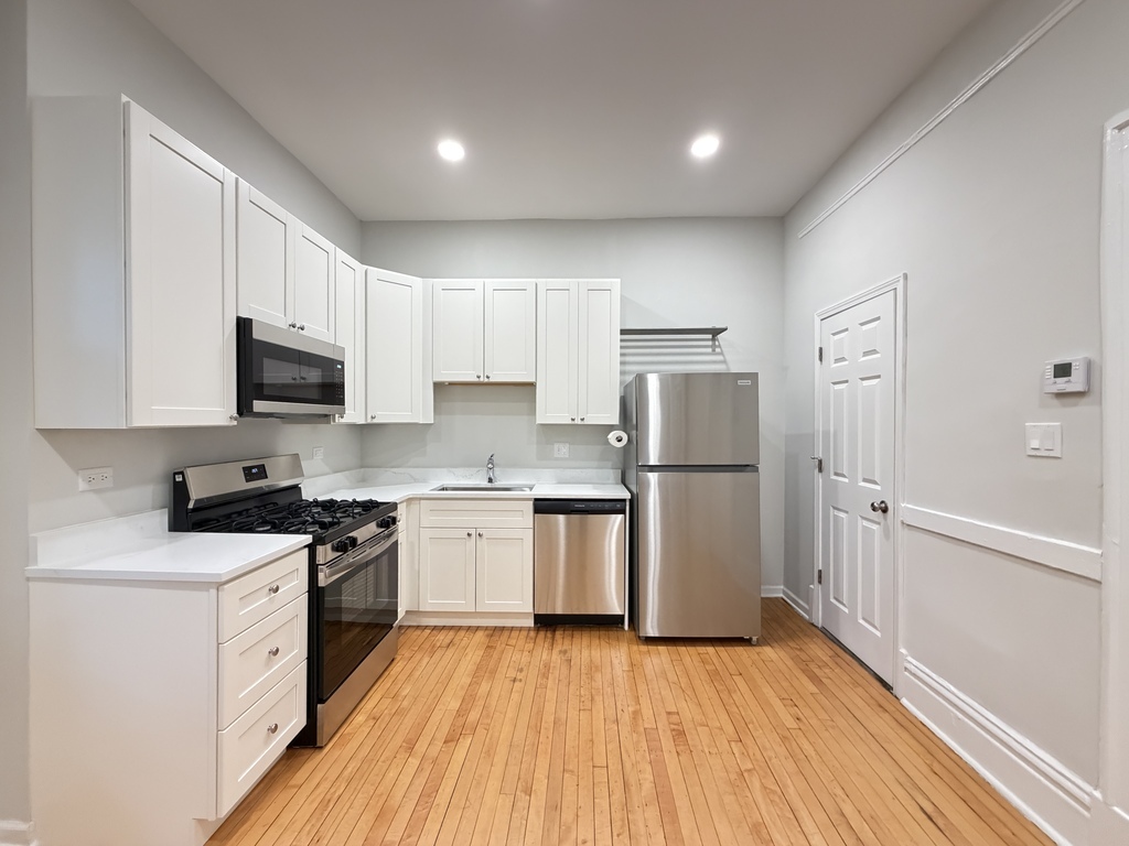 1009 N Sacramento Avenue 1r Property Photo 2