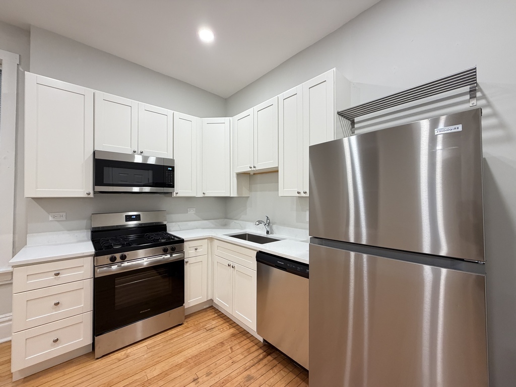 1009 N Sacramento Avenue 1r Property Photo 3