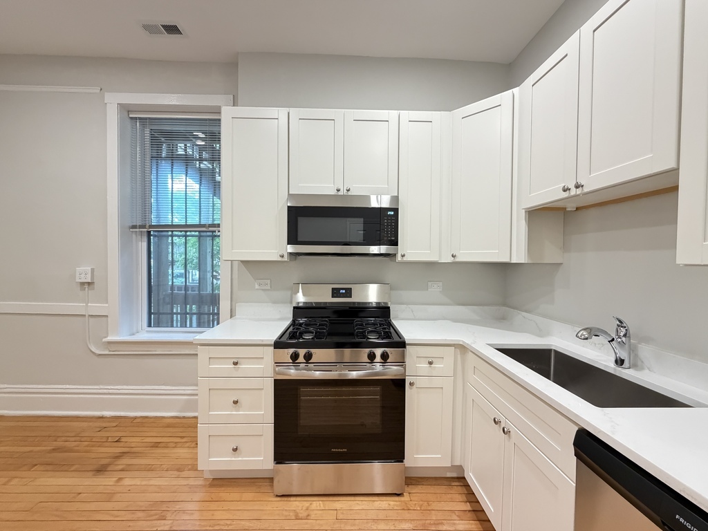 1009 N Sacramento Avenue 1r Property Photo 4