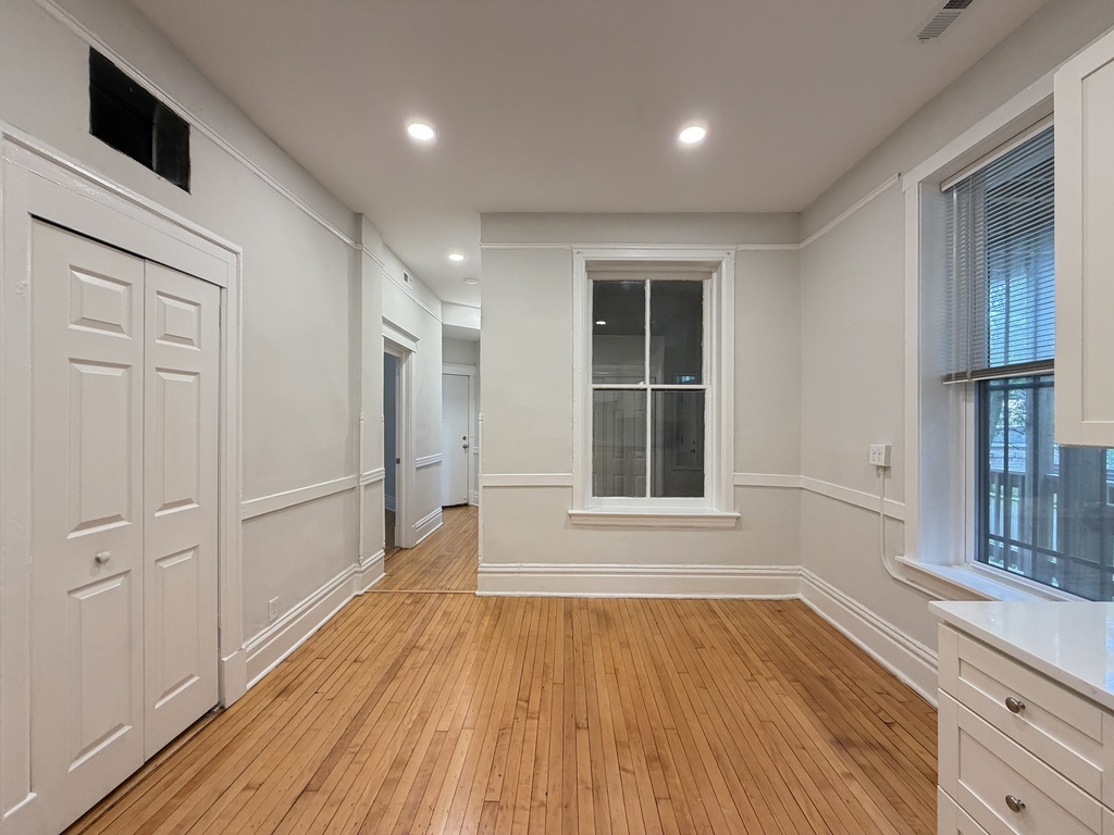 1009 N Sacramento Avenue 1r Property Photo 9