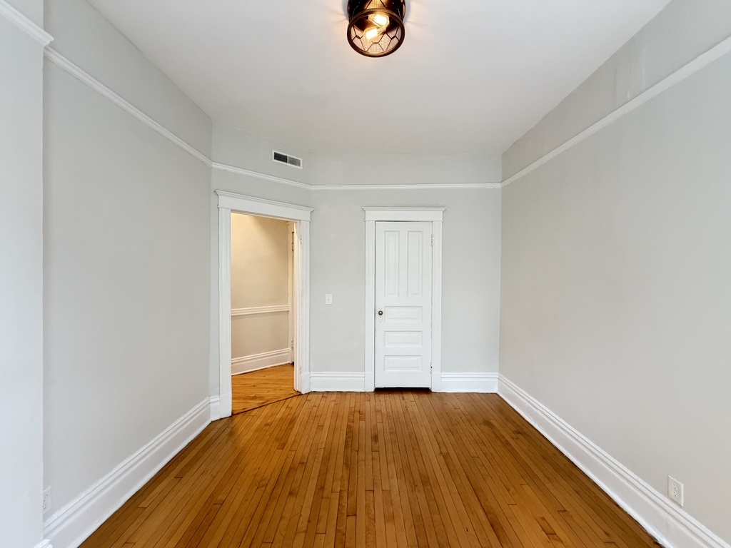 1009 N Sacramento Avenue 1r Property Photo 12