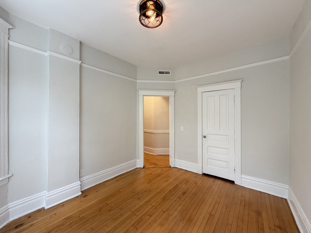 1009 N Sacramento Avenue 1r Property Photo 13