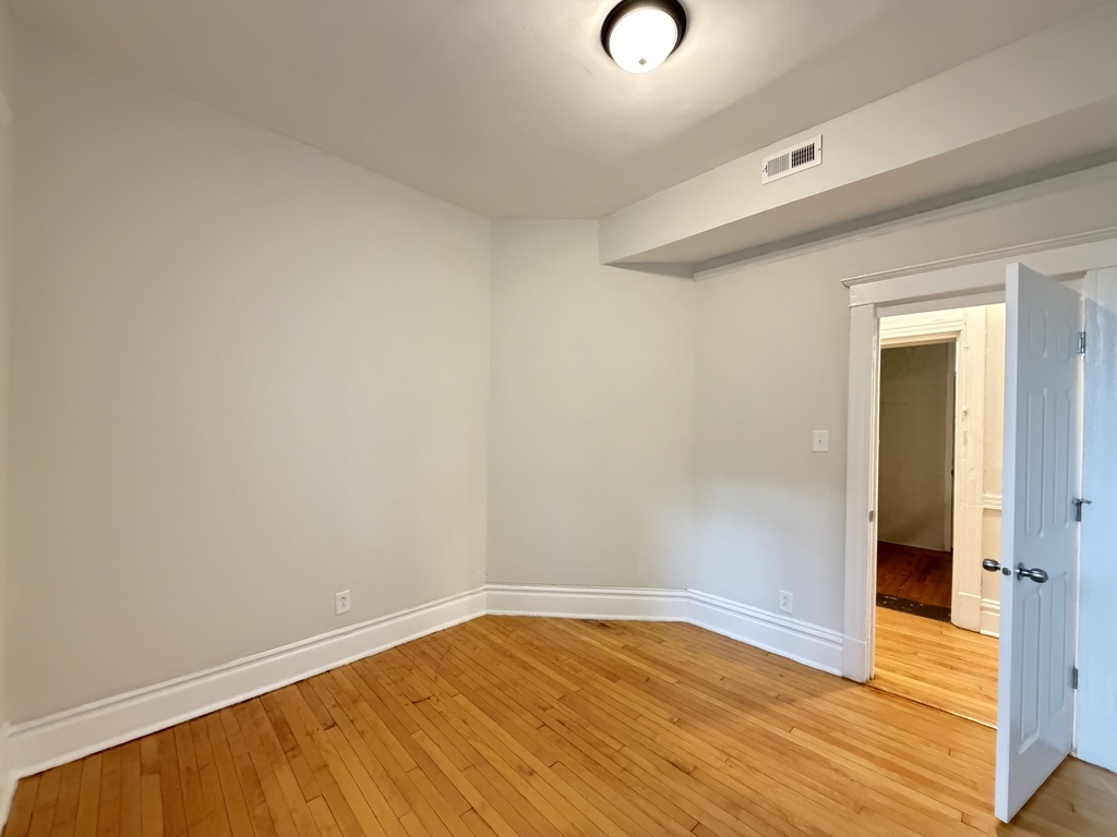 1009 N Sacramento Avenue 1r Property Photo 17