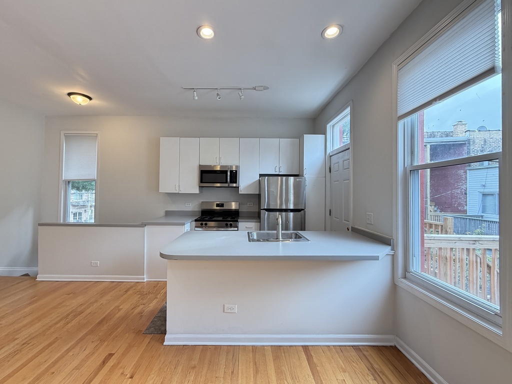 1129 N Winchester Avenue Ch2 Property Photo 4