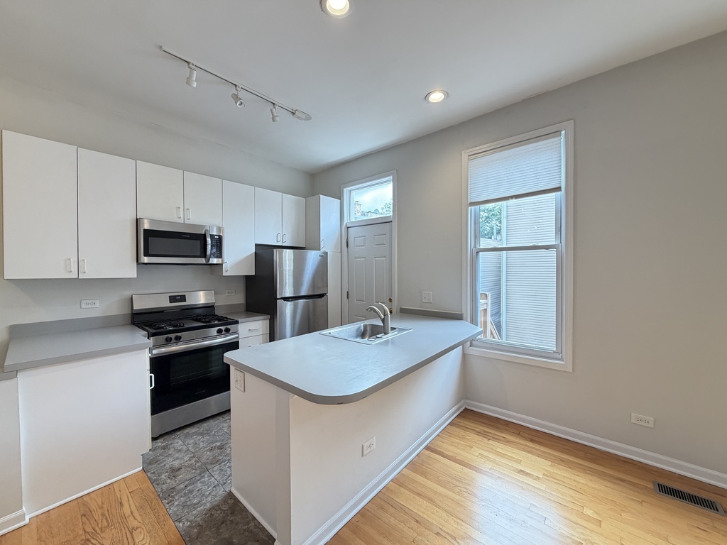 1129 N Winchester Avenue Ch2 Property Photo 5