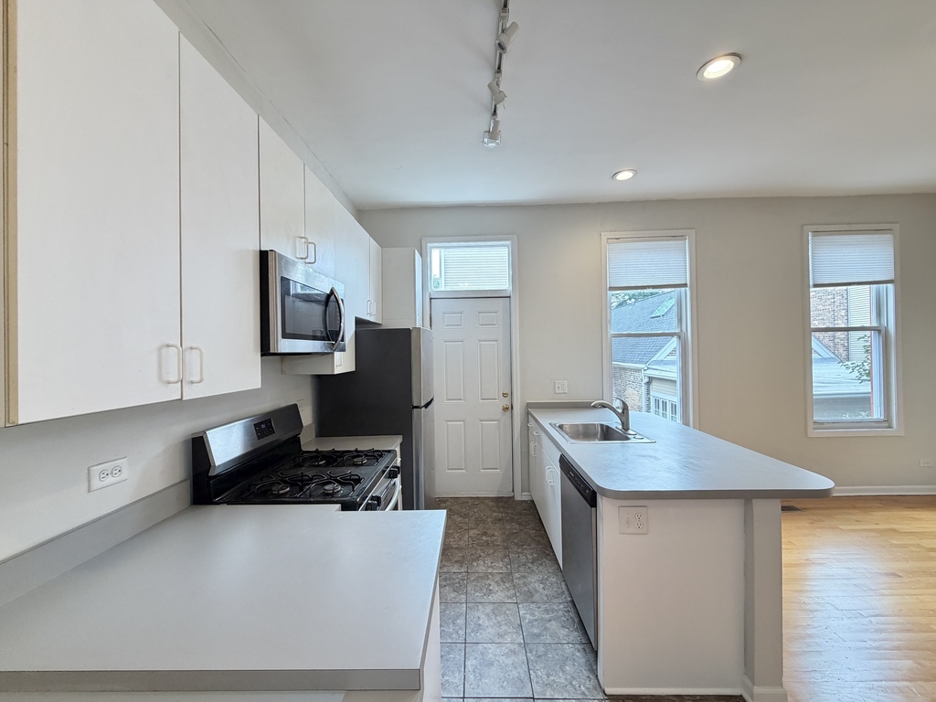 1129 N Winchester Avenue Ch2 Property Photo 6