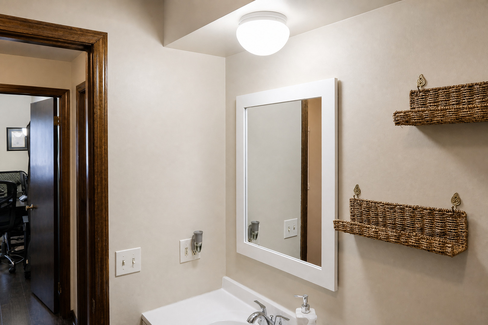1302 E Washington Street B1 Property Photo 18