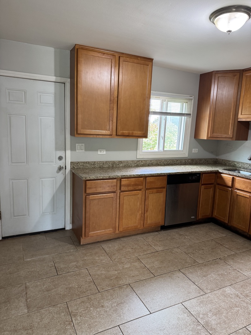 10 W Thacker Street Property Photo 5