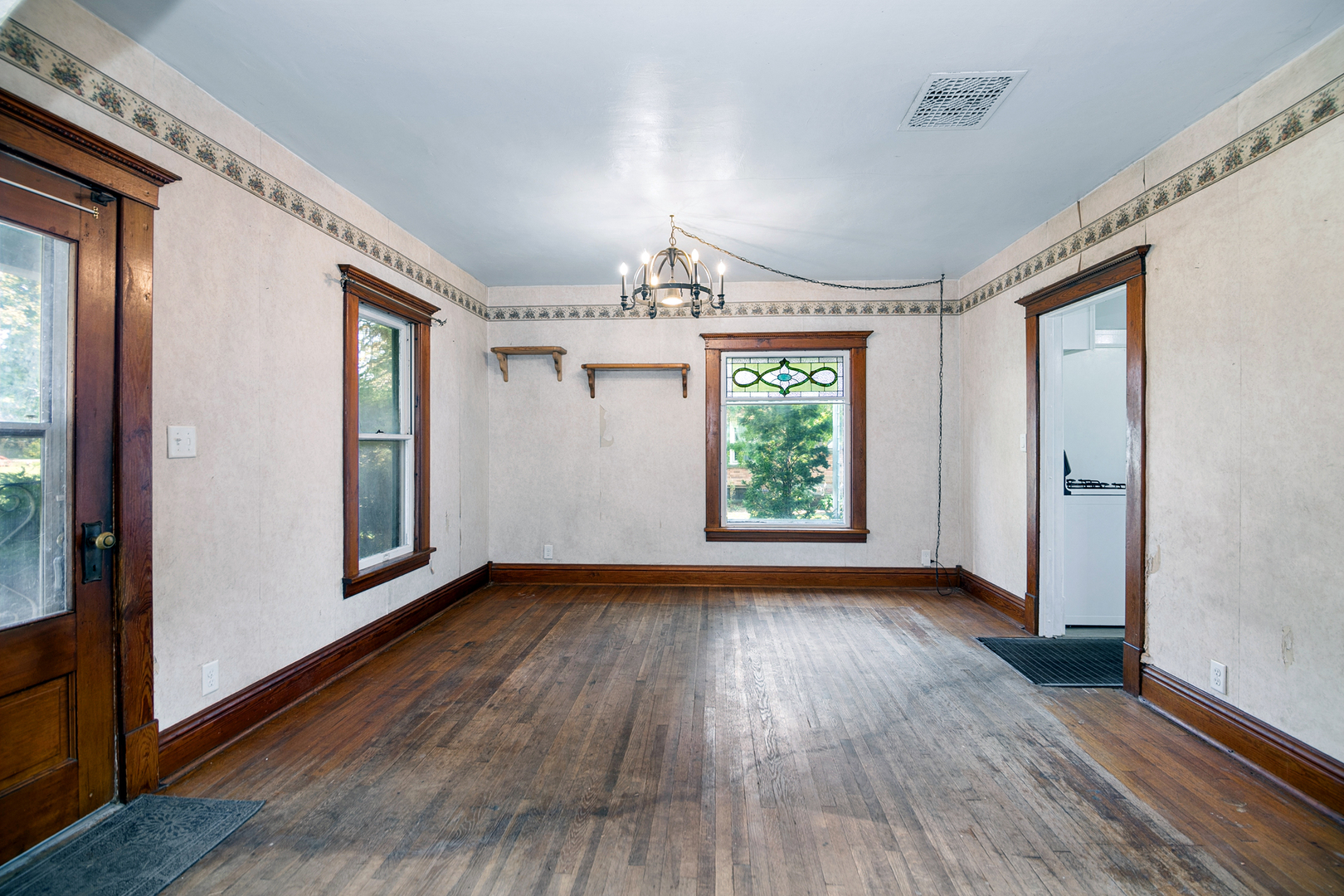 180 Center Property Photo 3