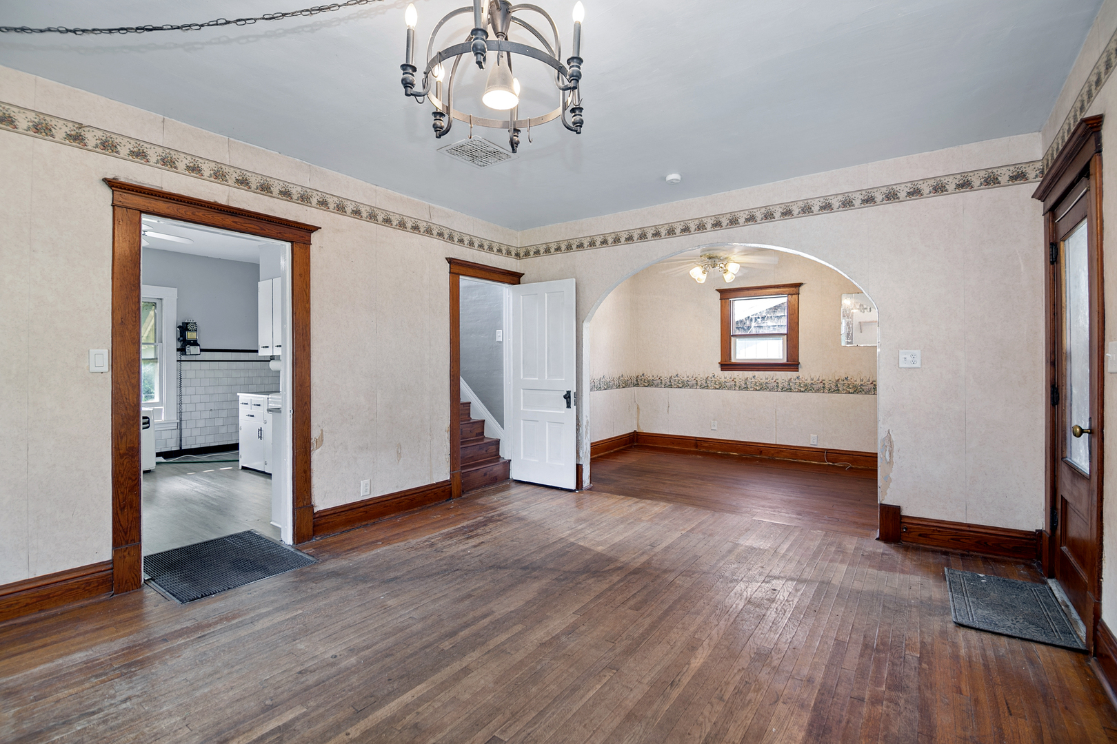 180 Center Property Photo 4