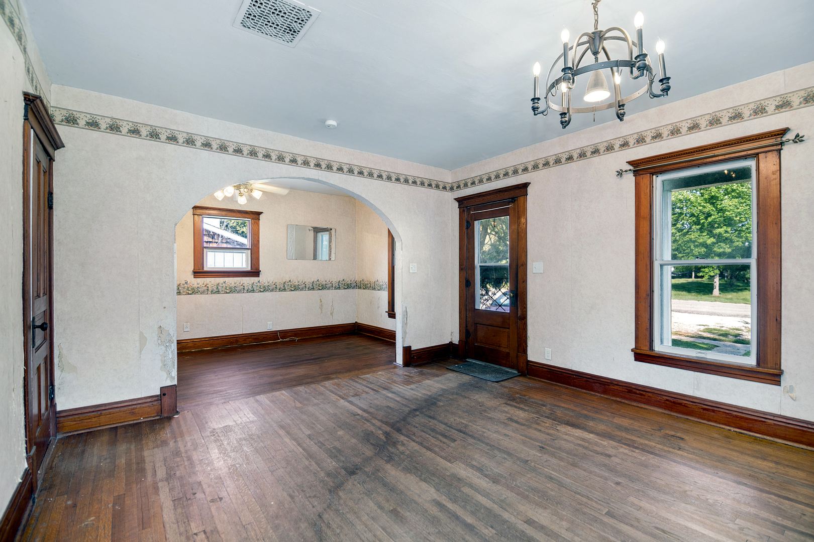 180 Center Property Photo 5