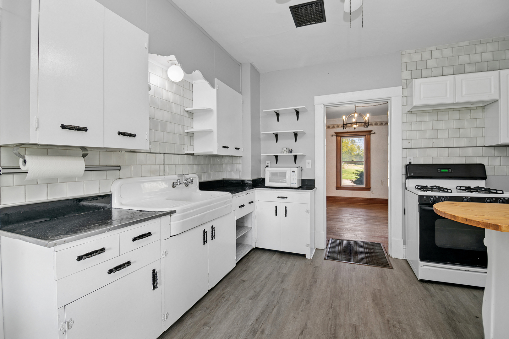 180 Center Property Photo 8