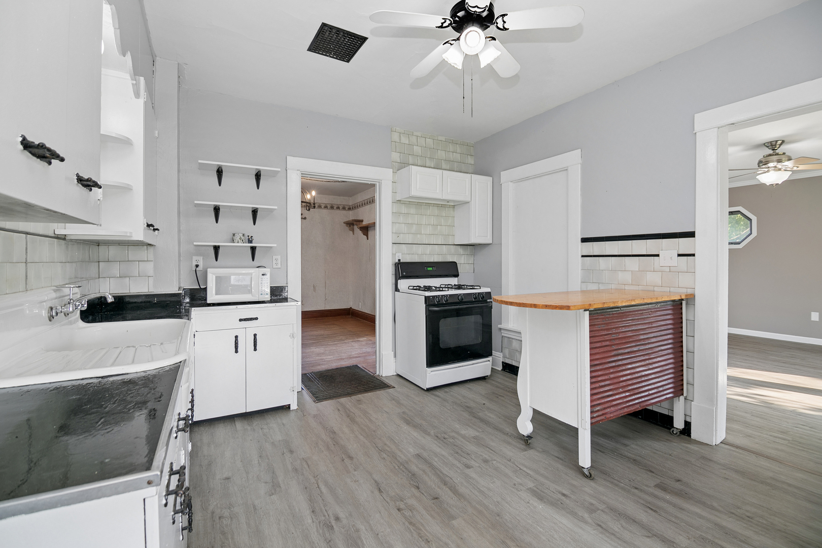180 Center Property Photo 10