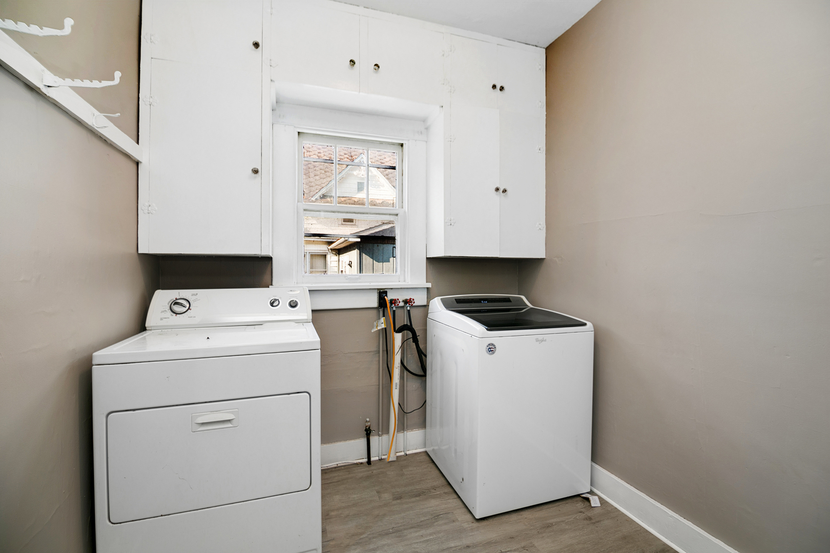 180 Center Property Photo 12