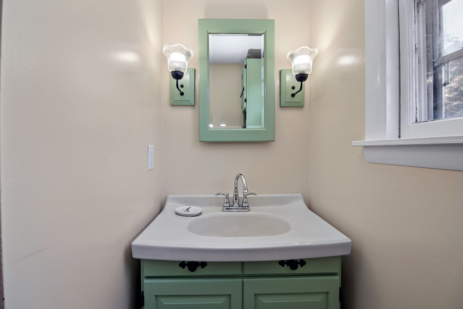180 Center Property Photo 19