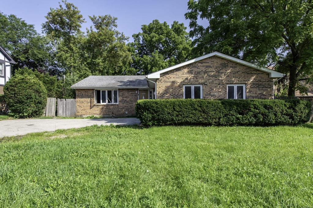 2337 N Sheridan Road Property Photo 2