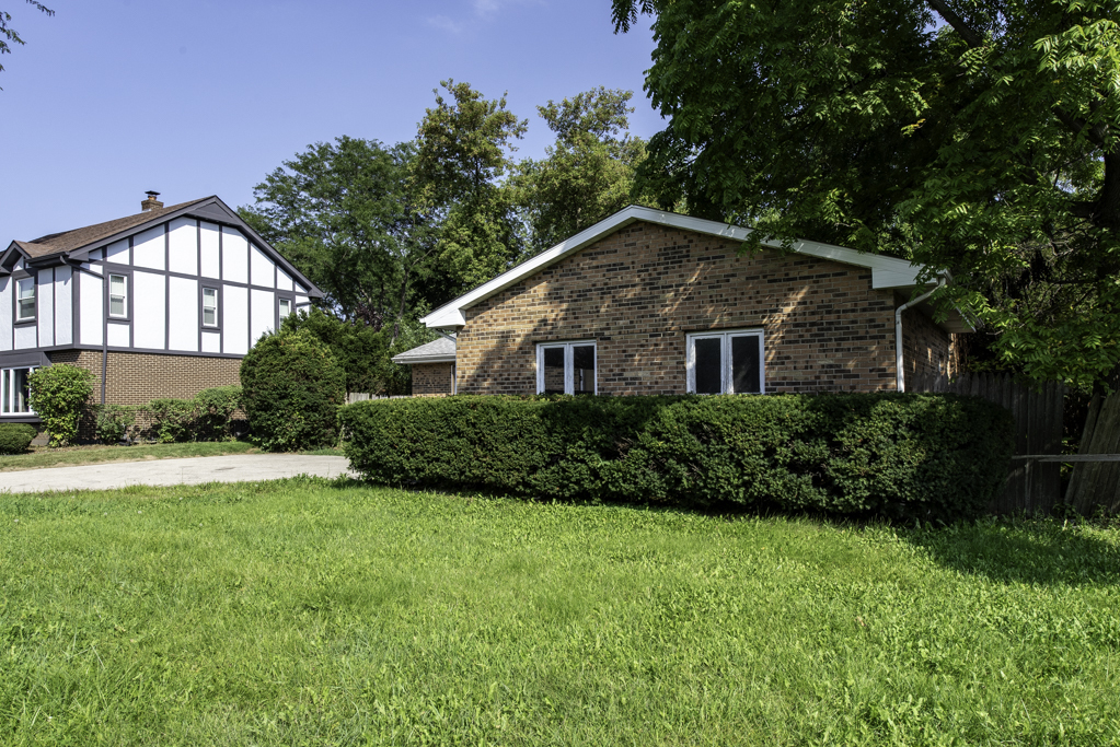 2337 N Sheridan Road Property Photo 3