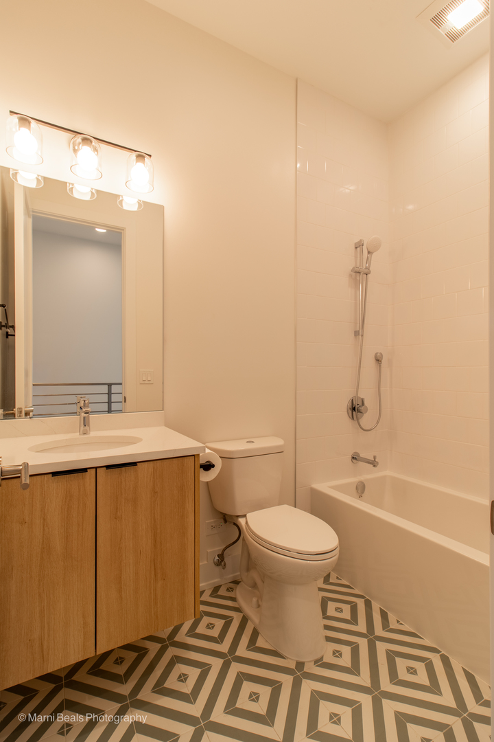 6747 S Langley Avenue Property Photo 11