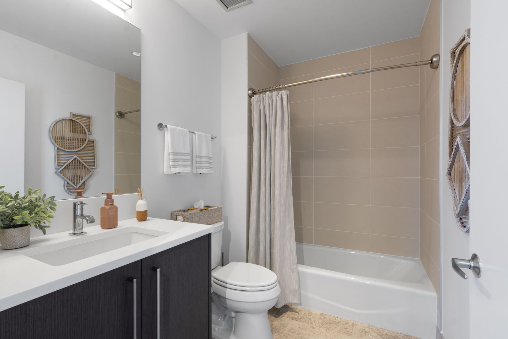 1201 S Prairie Avenue 3605 Property Photo 17