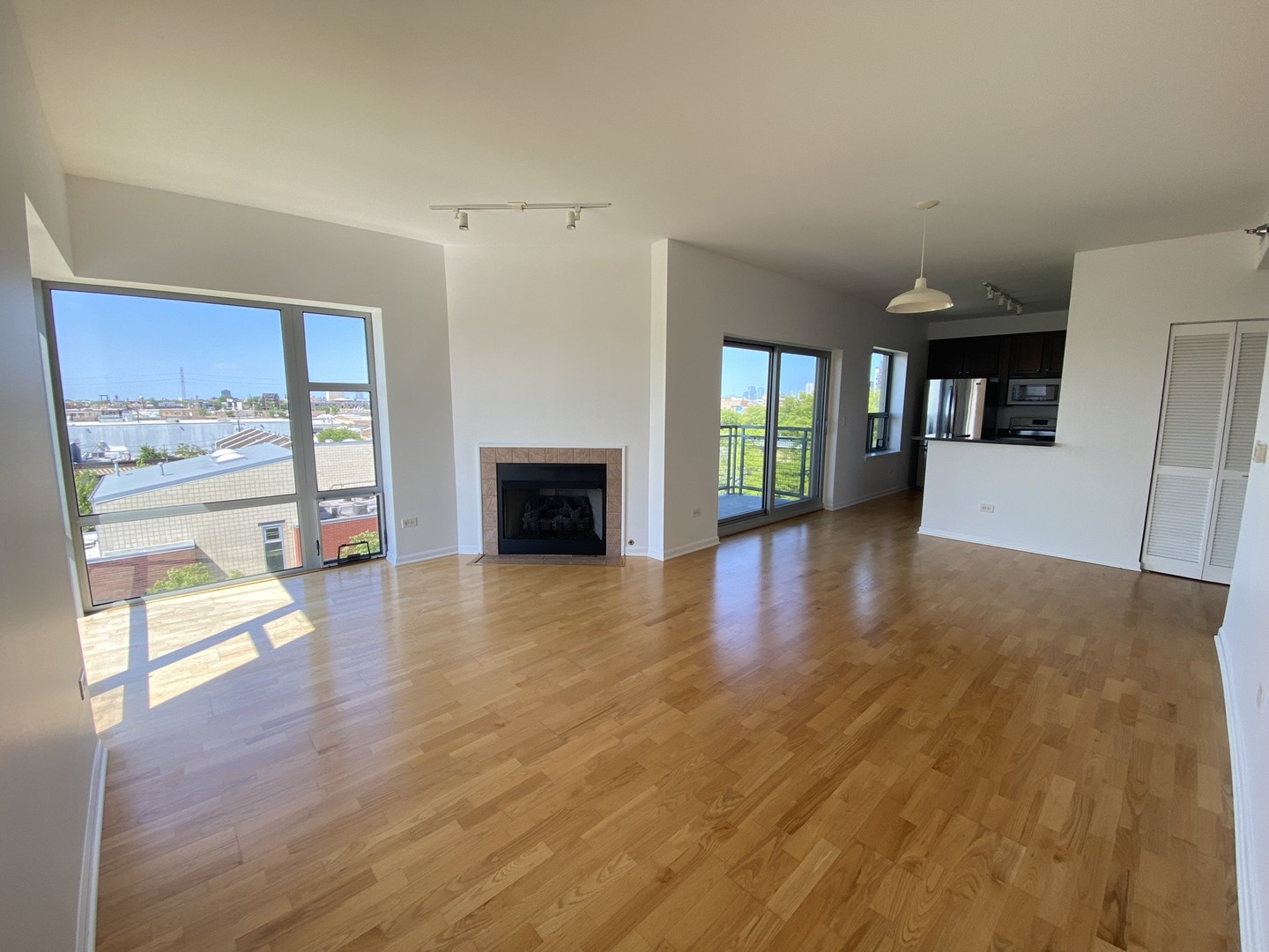 100 N Hermitage Avenue 608 Property Photo 3
