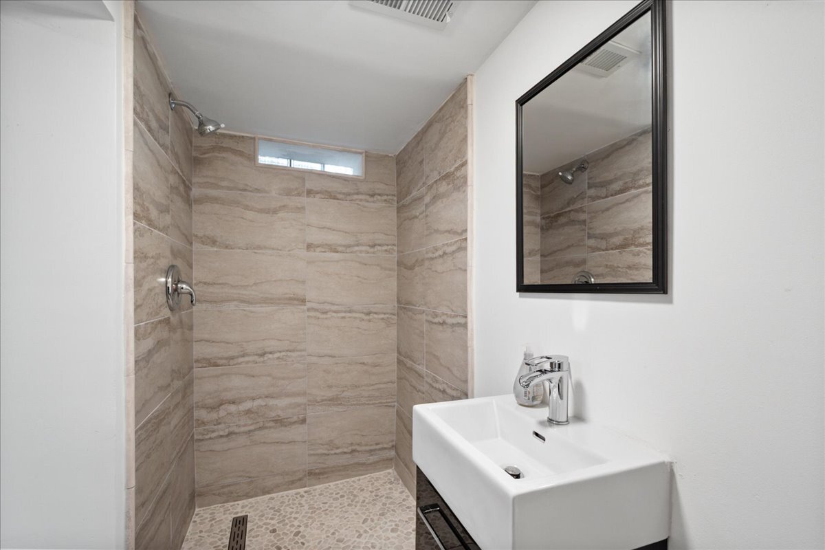 2611 W Jarlath Street Property Photo 12