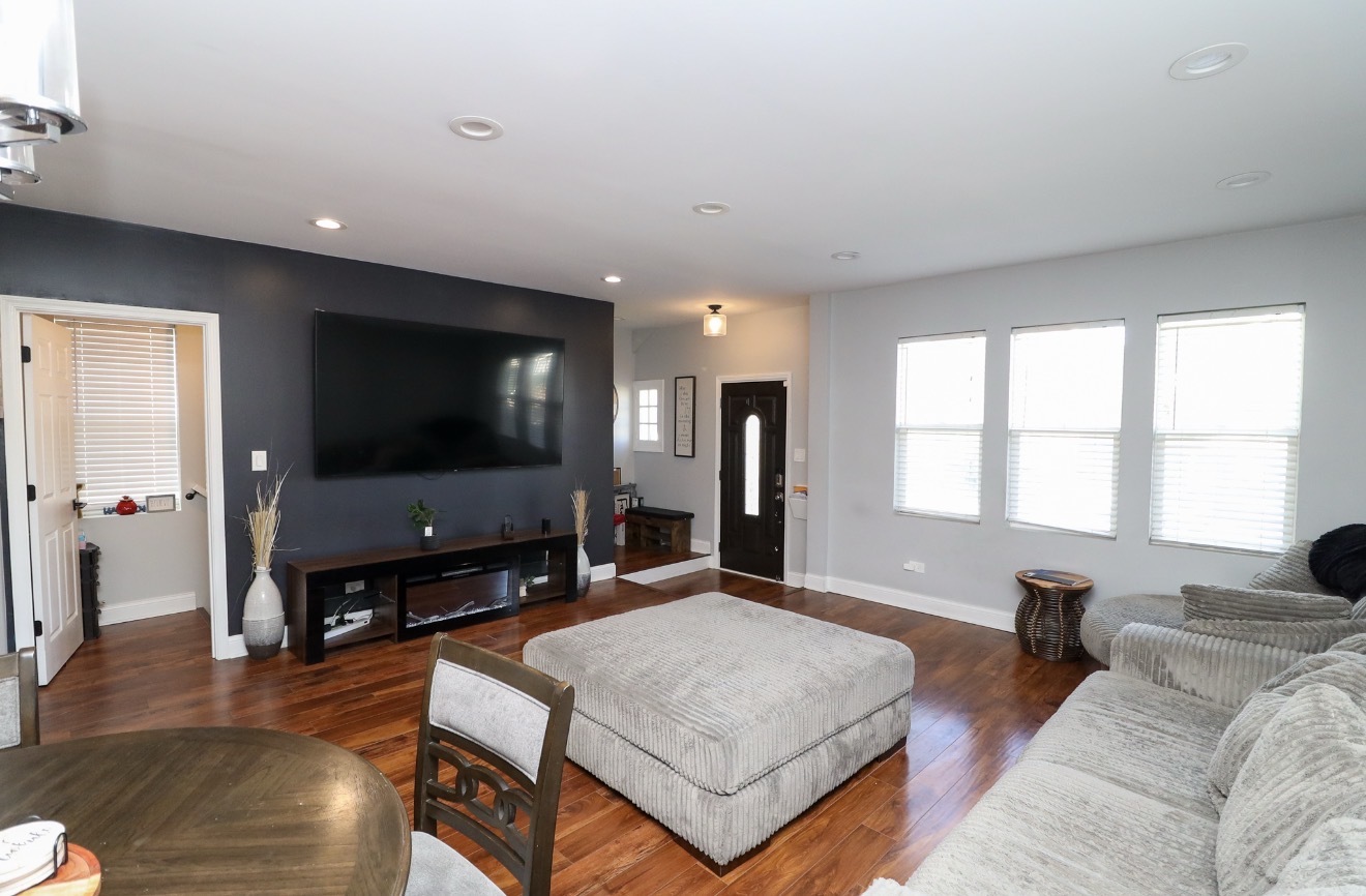 2922 N New England Avenue Property Photo 3