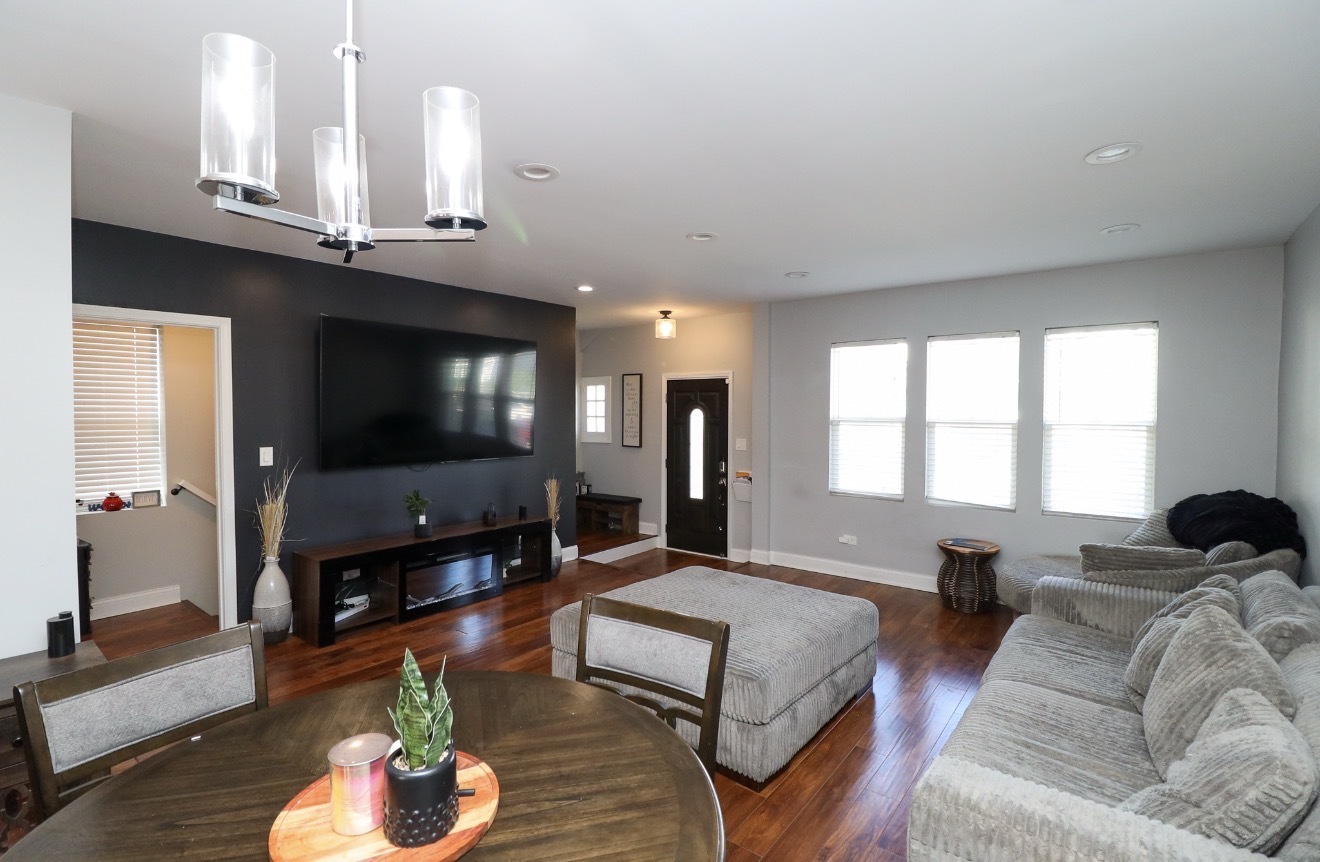 2922 N New England Avenue Property Photo 5