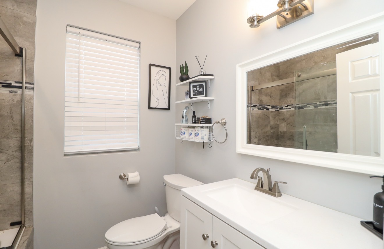 2922 N New England Avenue Property Photo 12