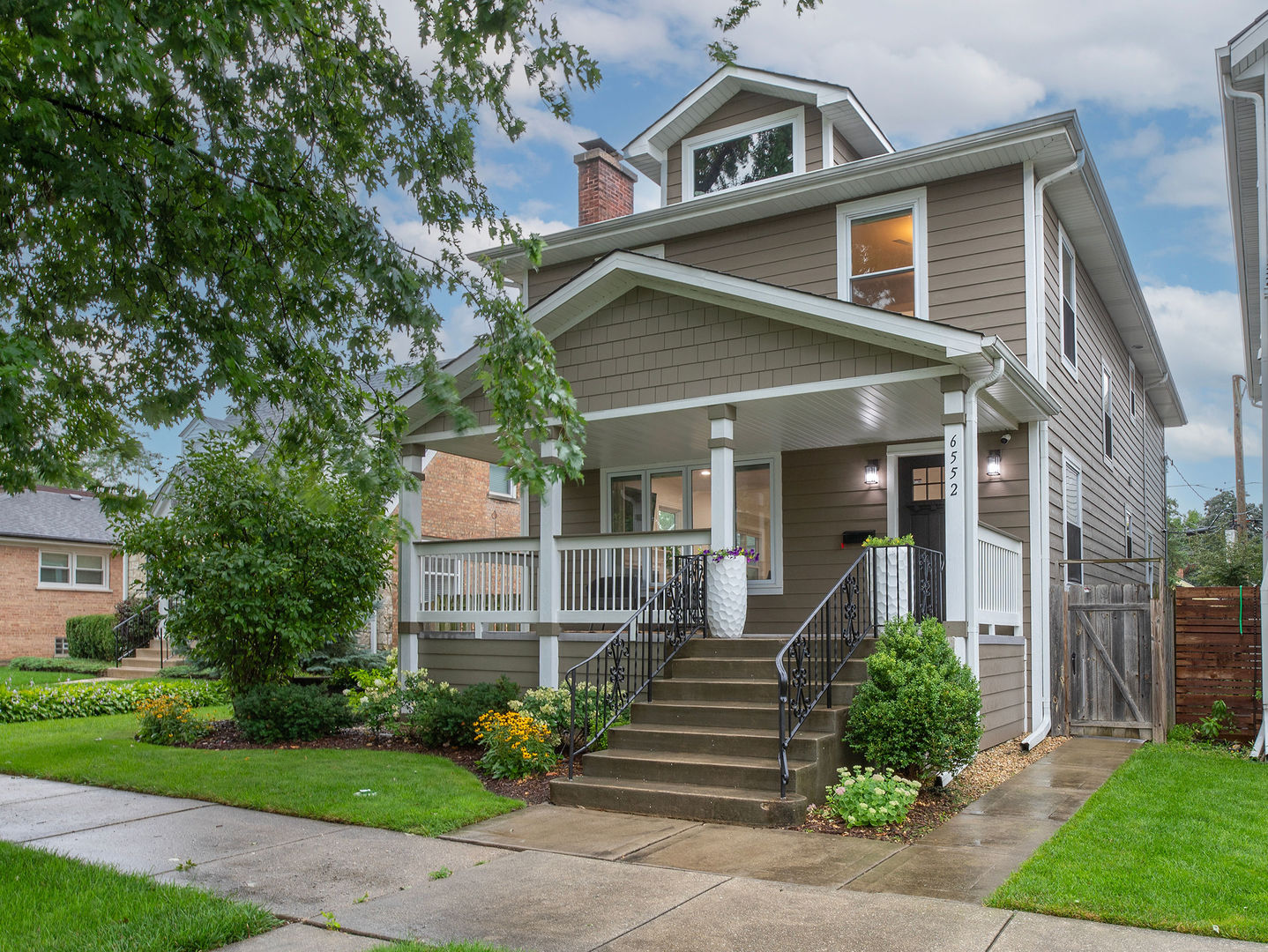 6552 N Oxford Avenue Property Photo 1
