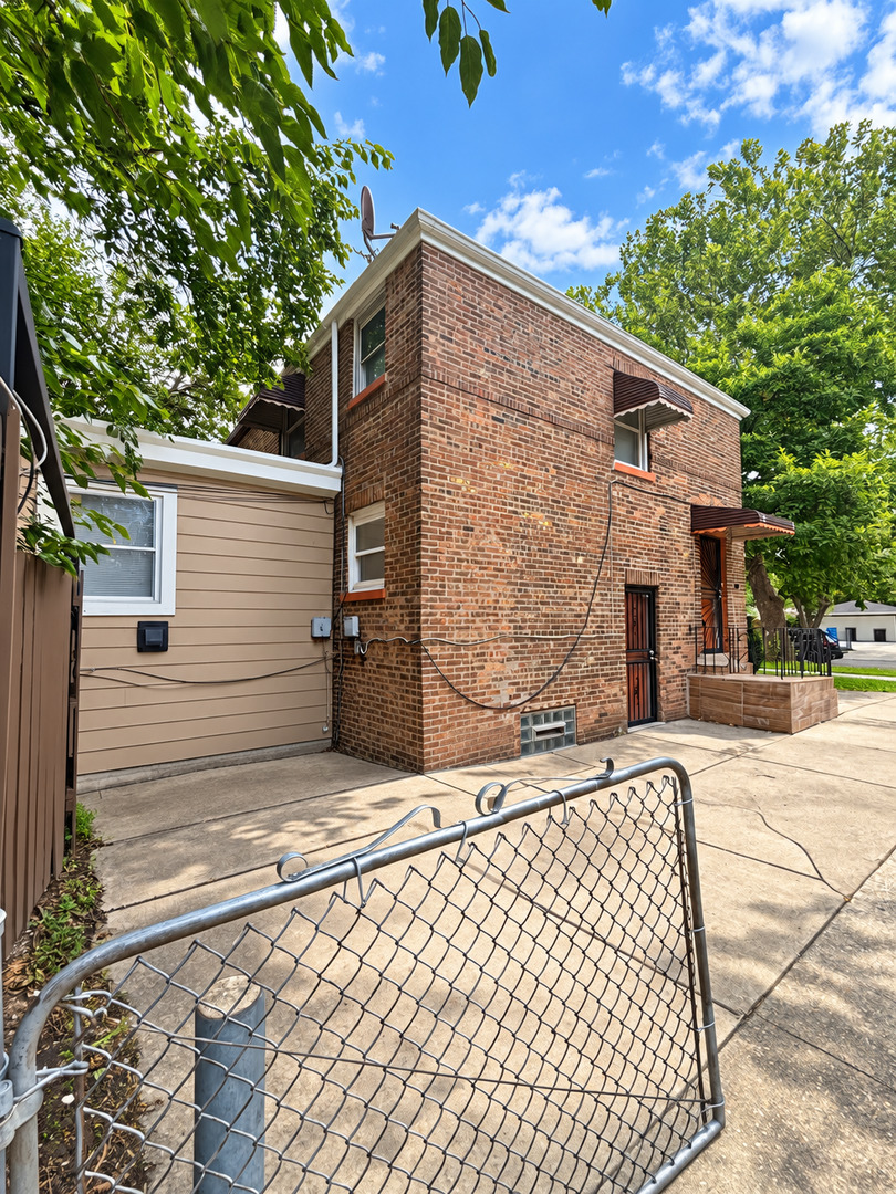2108 E 95th Place Property Photo 3