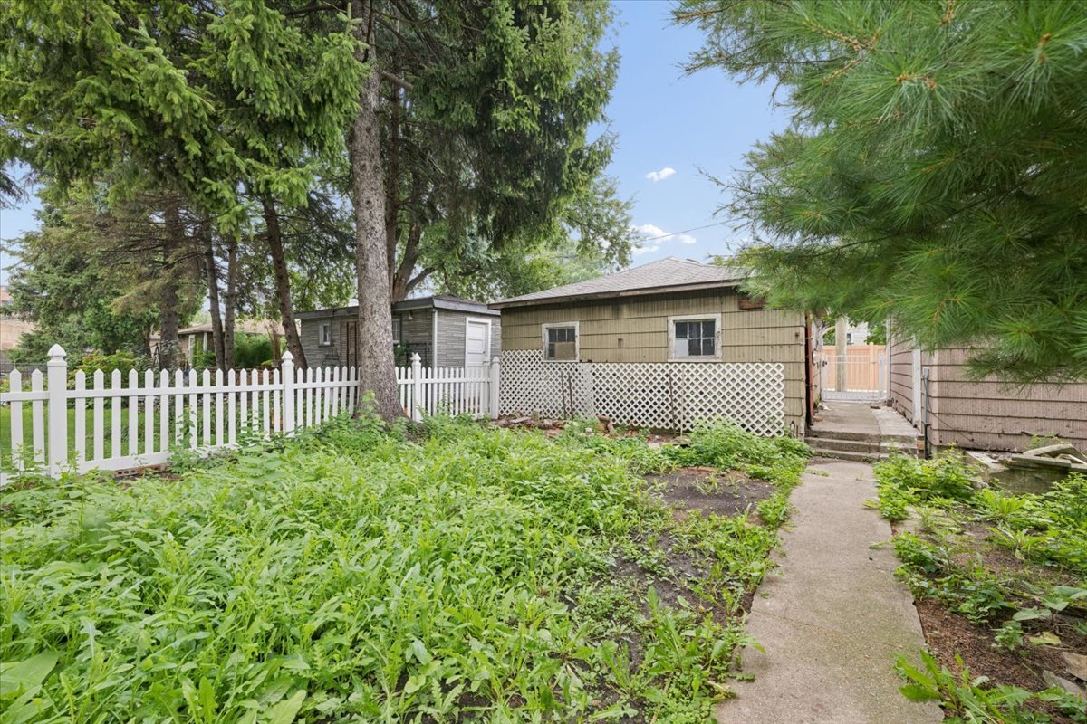 3925 N Troy Street Property Photo 4