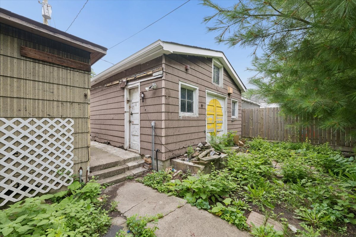 3925 N Troy Street Property Photo 7