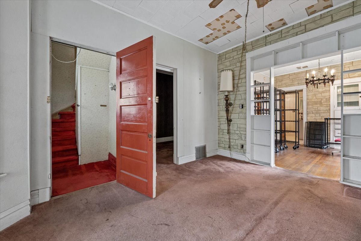 3925 N Troy Street Property Photo 9
