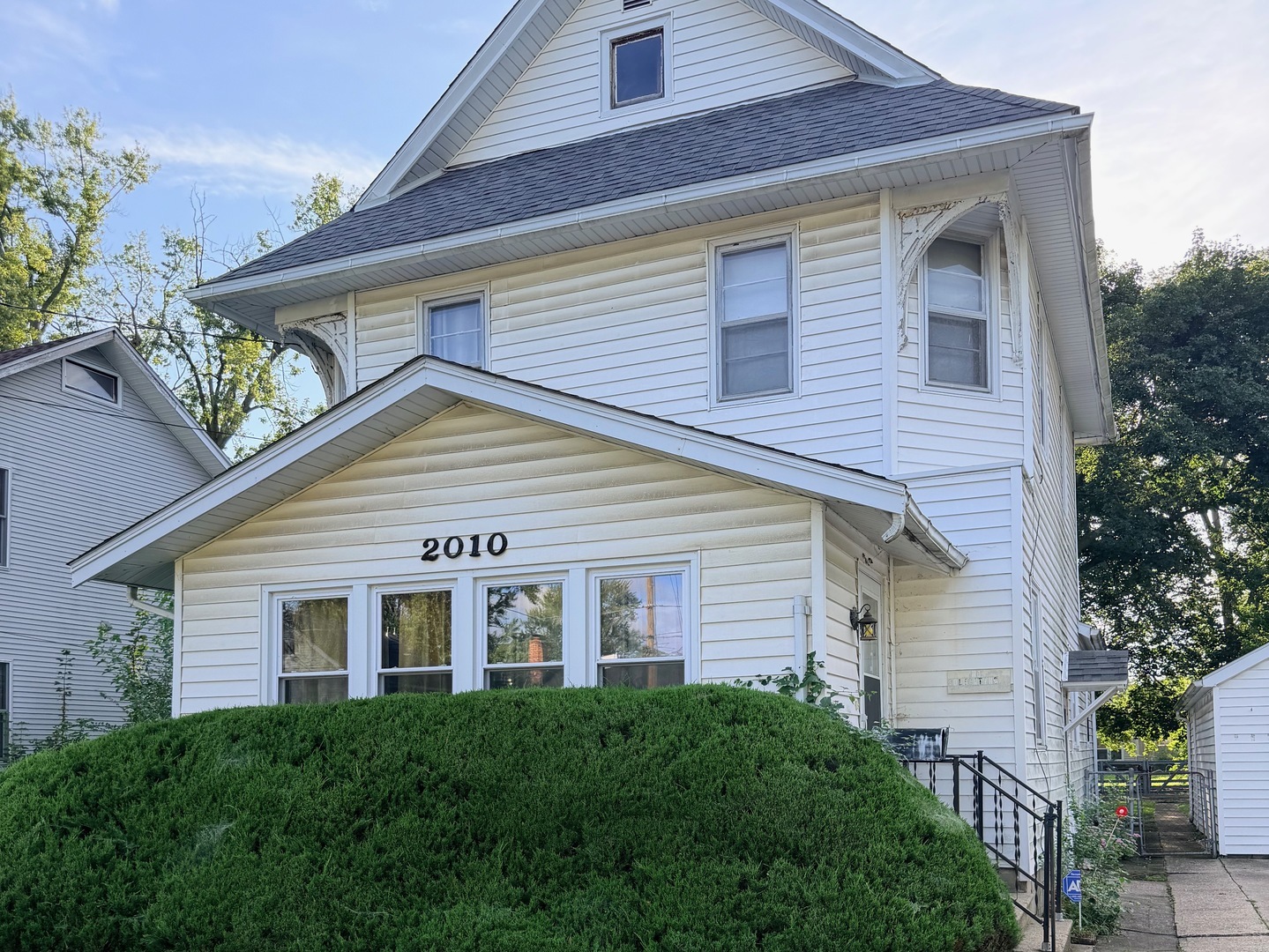 2010 Latham Street Property Photo 1
